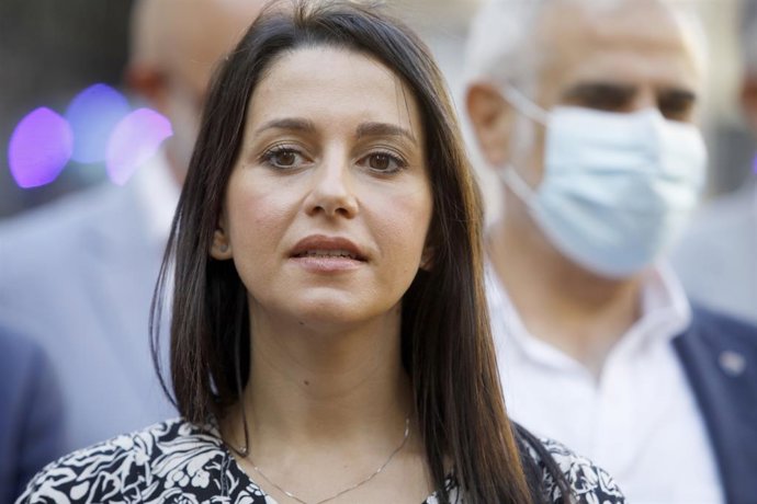 La líder de Ciudadanos,  Inés Arrimadas, fa declaracions als mitjans després de reunir-se amb el sector de l'oci nocturn a Barcelona