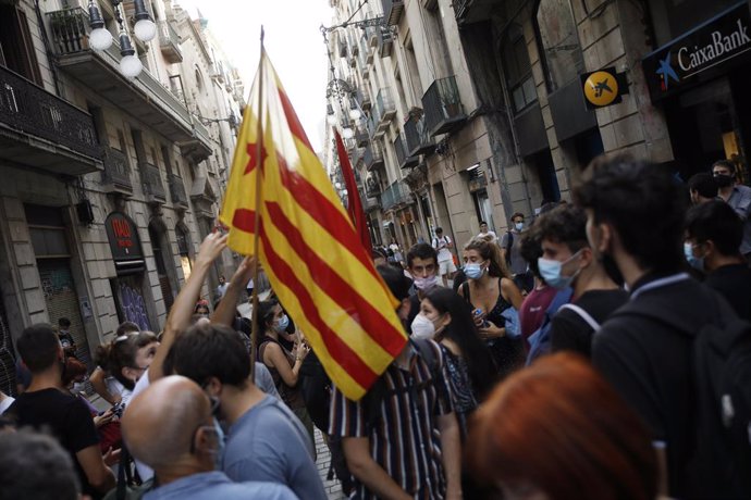 Diverses persones amb banderes de l'Estelada, durant una protesta convocada per la CUP i altres organitzacions de l'esquerra independentista contra la taula del dileg entre el Govern central i el Govern catal a la plaa de Sant Jaume de Barcelona, 