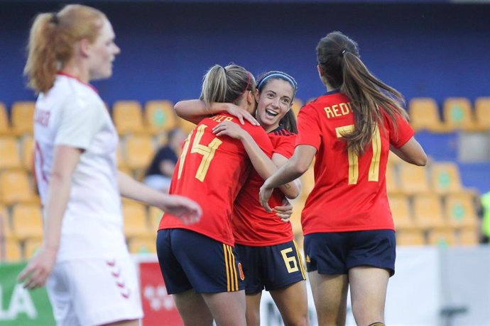 Archivo - Aitana Bonmati celebra un gol con Alexia Putellas en el amistoso entre España y Dinamarca