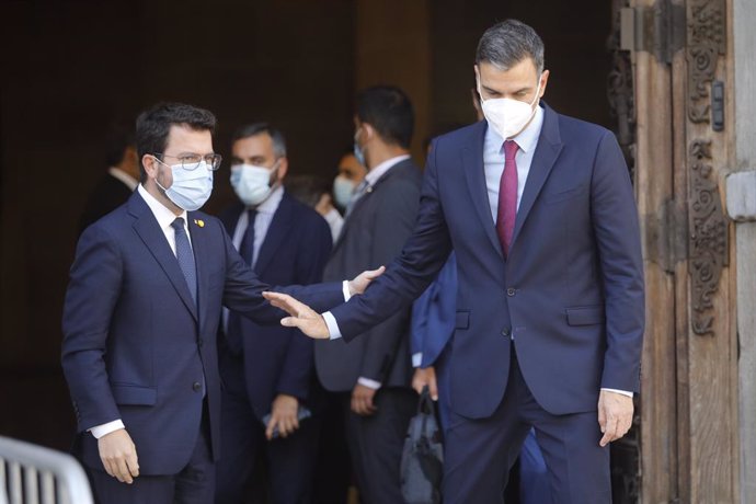 El president de la Generalitat, Pere Aragons (i) i el president del Govern, Pedro Sánchez (d), s'acomiaden després de la seva reunió a Barcelona