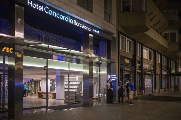 Varios agentes de los Mossos dEsquadra, en la entrada del Hotel Concordia, a 25 de agosto de 2021, en Barcelona, Cataluña (España). La pasada noche, agentes de la Guardia Urbana de Barcelona, encontraron a un bebé de dos años en estado inconsciente en el