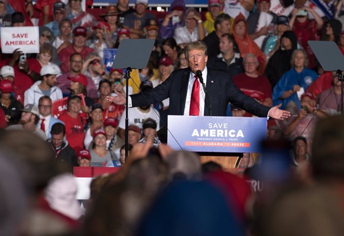 21 August 2021, US, Cullman: Former US President Donald Trump speaks to supporters in a field soaked by rain and mud during a rally in northern Alabama. Photo: Robin Rayne/ZUMA Press Wire/dpa