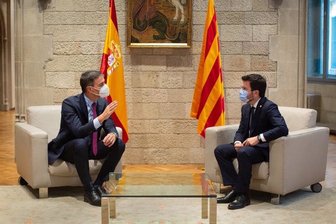 El president del Govern, Pedro Sánchez (i), i el de la Generalitat, Pere Aragons (d), es reuneixen en el Palau de la Generalitat