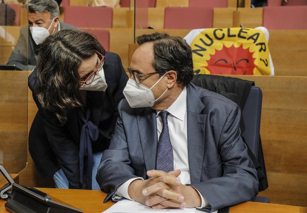 Archivo - La vicepresidenta y Portavoz del Gobierno Valenciano, Mónica Oltra; y el conseller de Hacienda, Vicent Soler, conversan durante un pleno en las Cortes Valencianas, en el Palau de les Corts Valencianes, en Valencia,