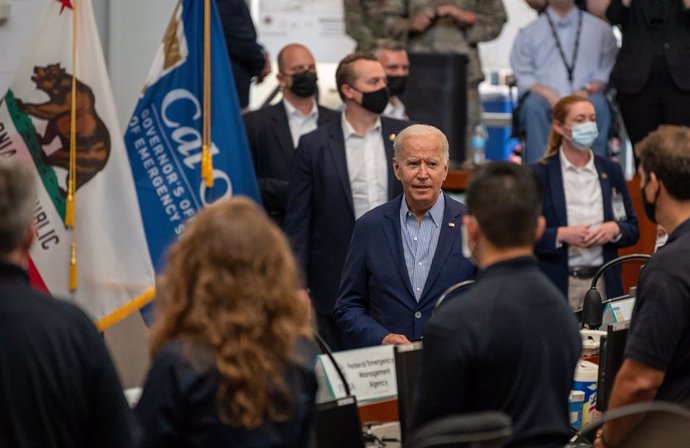 13 September 2021, US, Sacramento: US President Joe Biden (C) receives a briefing from local, state, and federal emergency response personnel on the impacts of recent wildfires at the California Governor's Office of Emergency Services (Cal OES) at Sacra