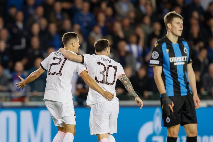 Ander Herrera celebra con Messi su gol en el Brujas-PSG de la Liga de Campeones 2021-2022