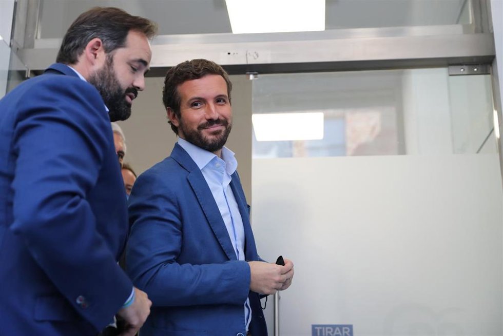 El presidente del PP de Castilla-La Mancha, Paco Núñez (i) y el presidente del Partido Popular, Pablo Casado (d), en la inauguración de la nueva sede del PP de Castilla-La Mancha, a 10 de septiembre de 2021, en Toledo, Castilla-La Mancha (España). 