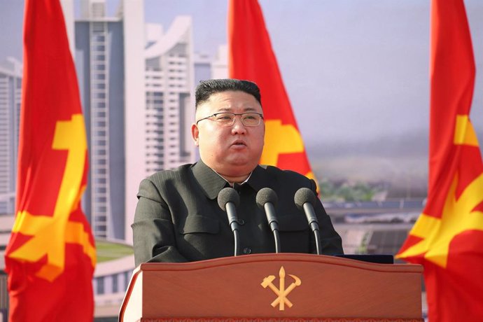 Archivo - HANDOUT - 23 March 2021, North Korea, Pyongyang: A picture provided by the North Korean state news agency (KCNA) on 23 March 2021, shows North Korean Leader Kim Jong-un speaking during a groundbreaking ceremony for the construction of 10,000 h