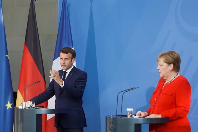 Archivo - El presidente de Francia, Emmanuel Macron, y la canciller de Alemania, Angela Merkel, durante una rueda de prensa