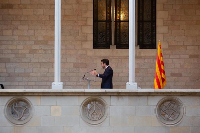 El presidente del Gobierno, Pedro Sánchez (i), y el de la Generalitat, Pere Aragonès (d), se reúnen en el Palau de la Generalitat antes de que se celebre la segunda reunión de la mesa del diálogo entre el Gobierno central y el Govern catalán, a 15 de sept