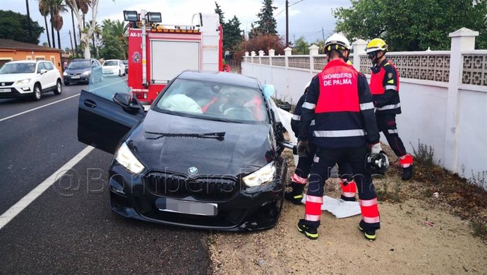 Momento en el que los Bomberos intentan sacar al hombre atrapado en el coche.
