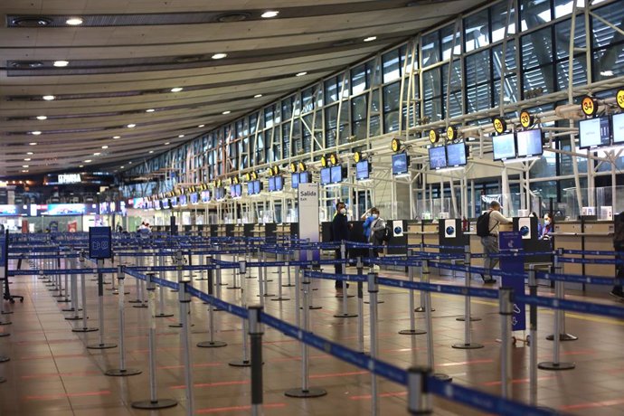 Archivo - 05 April 2021, Chile, Santiago: A general view of a nearly empty terminal hall at the Arturo Merino Benitez International Airport after a corona-related border closure went into effect. Photo: Karin Pozo/Agencia Uno/dpa