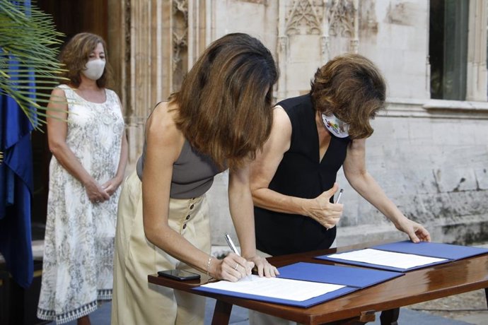 La ministra de Derechos Sociales y Agenda 2030, Ione Belarra, y la consellera de Asuntos Sociales y Deportes, Fina Santiago, firman en el Consolat de Mar un convenio para la transferencia de fondos del Plan de Recuperación, Transformación y Resiliencia.