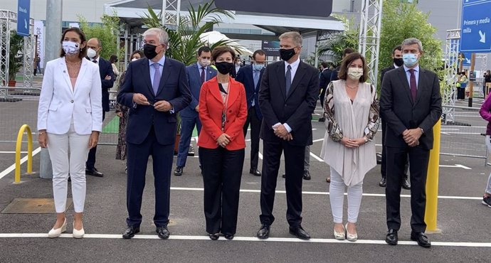 La ministra de Industria, Comercio y Turismo de España, Reyes Maroto, junto a otras autorizadas en un acto en Amazon, en Illescas (Toledo).