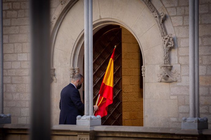 Arxiu - Un home retira la bandera d'Espanya al Palau de la Generalitat