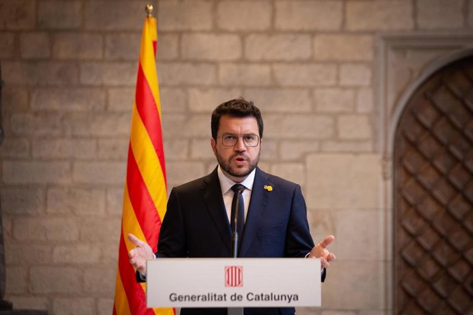 El presidente del Gobierno, Pedro Sánchez (i), y el de la Generalitat, Pere Aragons (d), se reúnen en el Palau de la Generalitat antes de que se celebre la segunda reunión de la mesa del diálogo entre el Gobierno central y el Govern catalán, a 15 de se