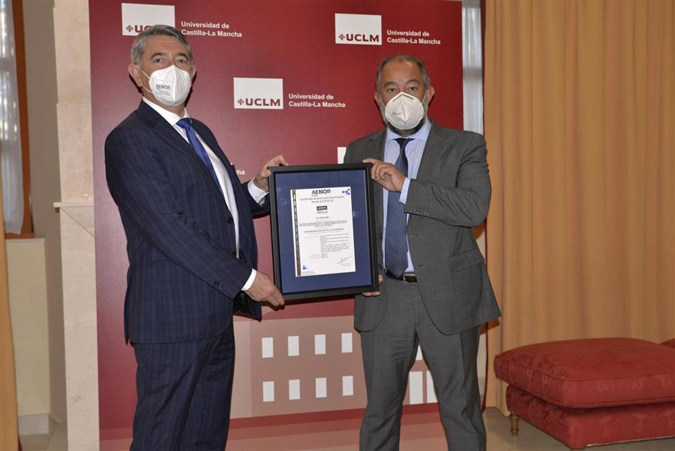 La UCLM Es La Primera Universidad Española En Obtener La Certificación De Seguridad Y Salud Frente Al COVID-19 En El Trabajo De AENOR.