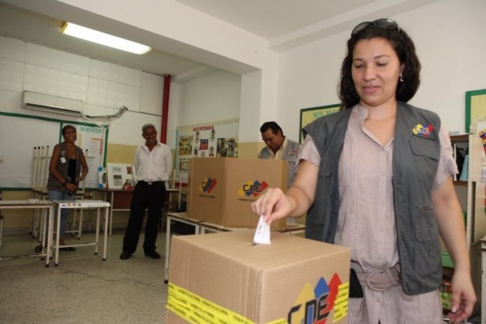 Archivo - Imagen de archivo de un simulacro de votación en Venezuela por parte del CNE.