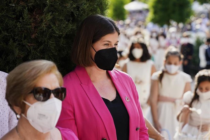 Archivo - La alcaldesa de Móstoles, Noelia Posse, participa en la procesión del Corpus Christi, a 6 de junio de 2021, en Móstoles