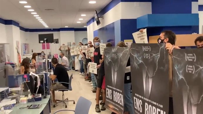 El diputat de la CUP Dani Cornell, alcaldes i regidors de la formació ocupen una oficina d'Endesa en protesta contra el preu de la llum