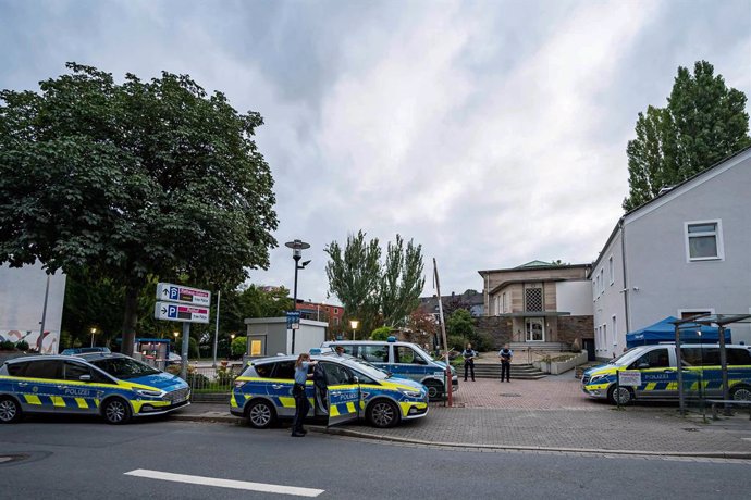 16 September 2021, North Rhine-Westphalia, Hagen: Police vehicles stand in front of the synagogue in Hagen after a special police operation during the night to investigate indications of a possibly dangerous situation at a Jewish institution. Photo: Mar