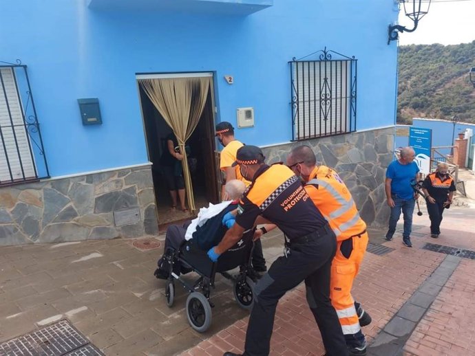 Voluntarios ayudan a personas dependientes que tuvieron que ser evacuadas de sus casas debido al incendio forestal en Sierra Bermeja y en el Valle del Genal