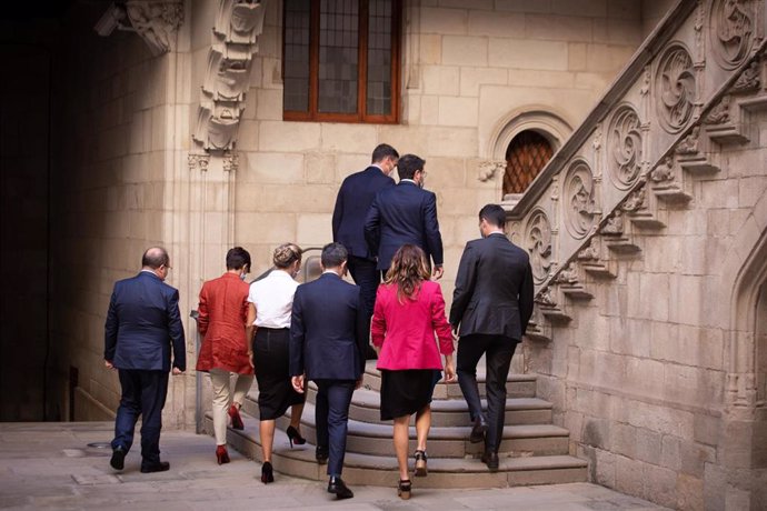El presidente del Gobierno, Pedro Sánchez y el president de la Generalitat, Pere Aragonés, junto a varios ministros del Gobierno y consellers, se dirigen a la segunda reunión de la mesa del diálogo entre el Gobierno central y el Govern catalán,