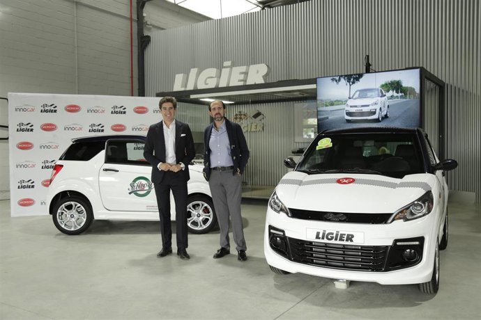 El CEO de Silbon, Pablo López, y el gerente de Innocar, Juan Castro, han presentado este jueves el nuevo vehículo.