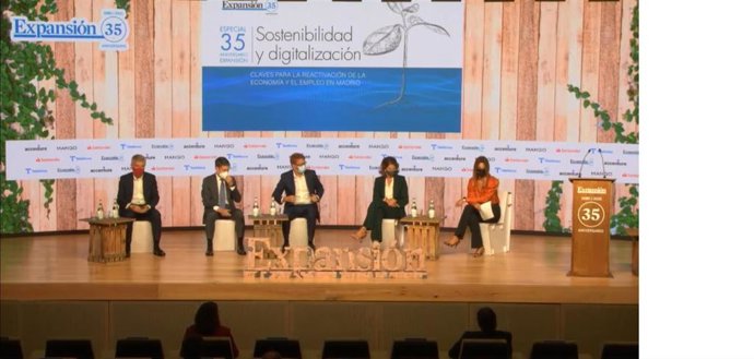 El director de Banca Comercial de Banco Santander, Ángel Rivera (2i), el presidente de Accenture España, Domingo Mirón (1i), el consejero delegado de Telefónica España, Sergio Oslé (1d), y la directora general de Google España, Fuencisla Clemares (2d).
