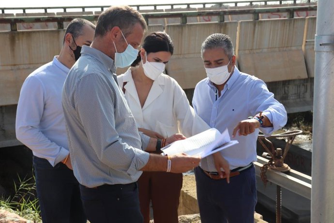 Los responsables del PP, en la desembocadura de la rambla