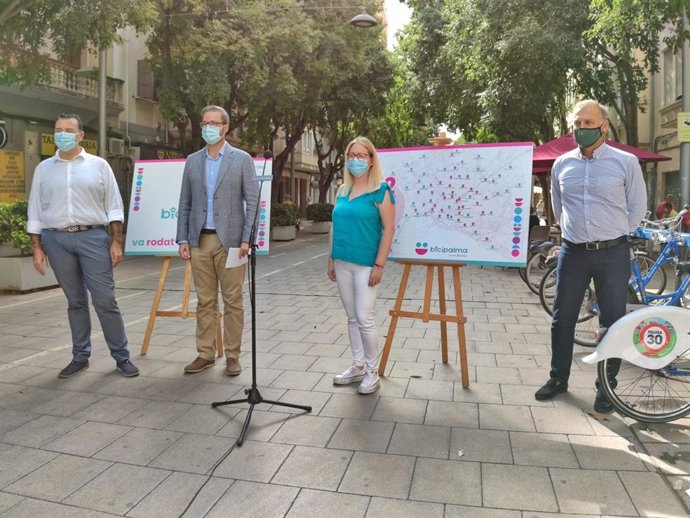 El alcalde de Palma, José Hila; el regidor de Movilidad Sostenible, Francesc Dalmau, y el gerente de la Sociedad Municipal de Aparcamientos y Proyectos SA, Pedro Manera, presentan el proyecto de mejora para Bicipalma.