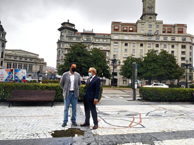 Los concejales del PSOE en el Ayuntamiento de Oviedo Ricardo Fernández y Wenceslao López, en el Paseo de los Álamos.