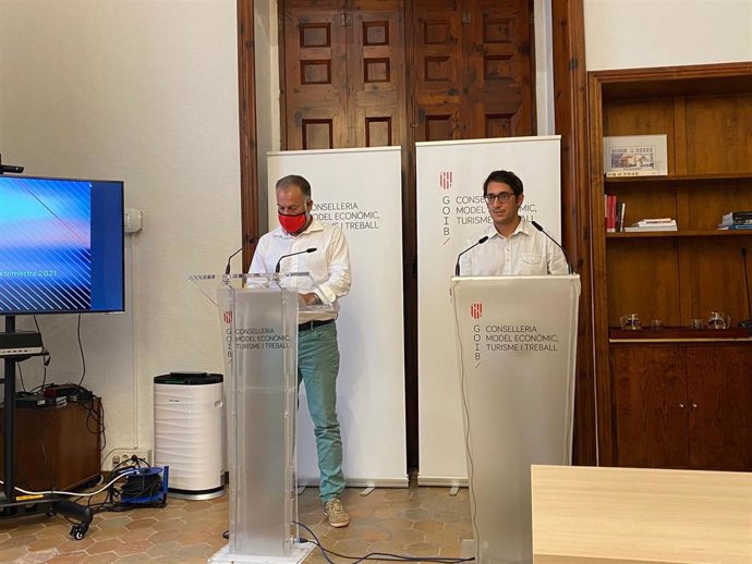 El conseller de Modelo Económico, Turismo y Trabajo, Iago Negueruela, y el director general de Economía y Ocupación del Govern, Lloren Pou.