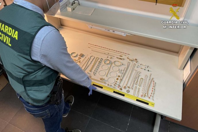 Imagen de las joyas recuperadas tras el robo en una vivienda de Jabugo (Huelva).