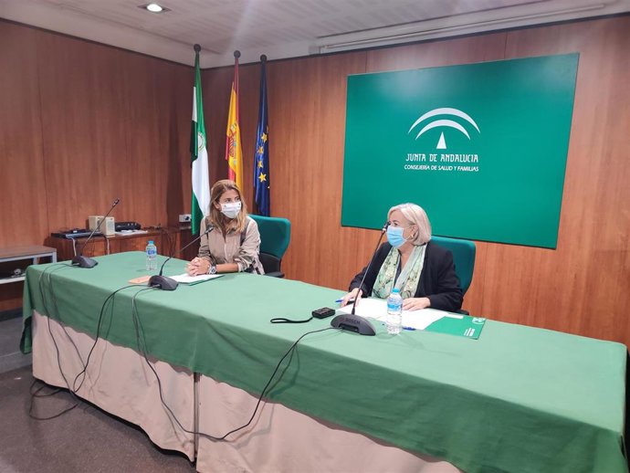 Archivo - Imagen de archivo de la secretaria general de Familias de la Junta de Andalucía, Ana Mata, y la delegada de Salud y Familias en Huelva, Manuela Caro, en rueda de prensa en la Delegación de Huelva.
