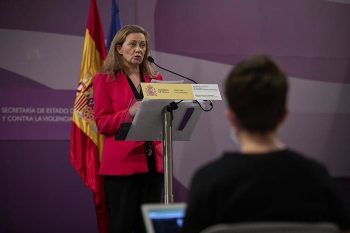 Archivo - La delegada del Gobierno contra la Violencia de Género, Victoria Rosell, durante una rueda de prensa para informar sobre los datos de llamadas recibidas al número 016 registrados durante el mes de junio, en el Ministerio de Igualdad, a 7 de ju