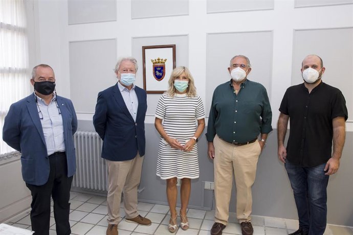 María Caballero junto a representantes de la fundación benéfica Napardi