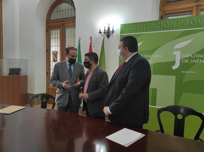 González de Lara (i), junto a Francisco Reyes y Bartolomé González.