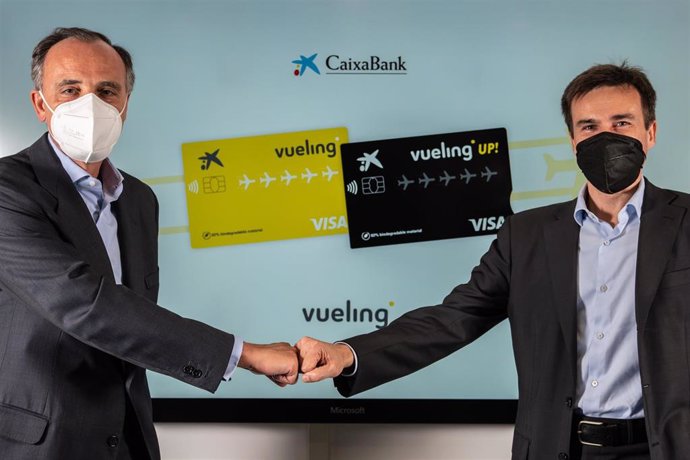 Archivo - Juan Gandarias, consejero delegado de CaixaBank Payments & Consumer, y Marco Sansavini, Presidente de Vueling, en el momento de la firma del acuerdo.
