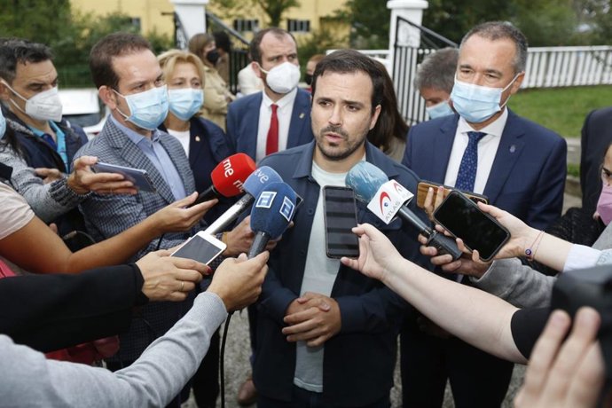 El ministro de Consumo, Alberto Garzón, en una visita al concejo asturiano de Piloña.