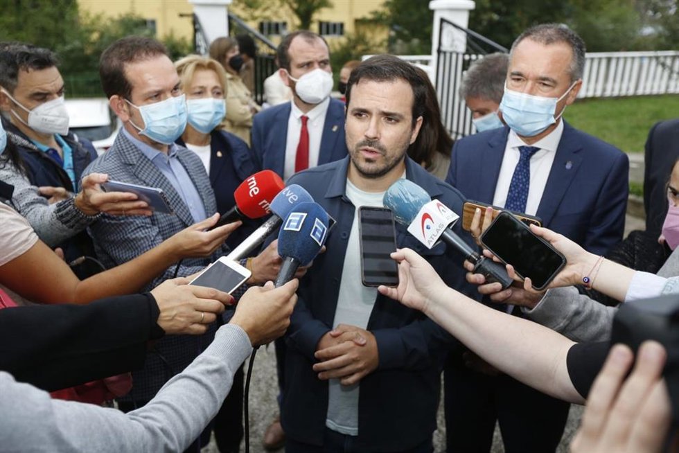 El ministro de Consumo, Alberto Garzón, en una visita al concejo asturiano de Piloña.