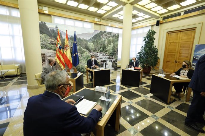 El presidente de Aragón, Javier Lambán, y el de España, Pedro Sánchez, junto a otras autoridades, durante la reunión, en Zaragoza, sobre la candidatura de los Pirineos a los Juegos Olímpicos de Invierno de 2030.