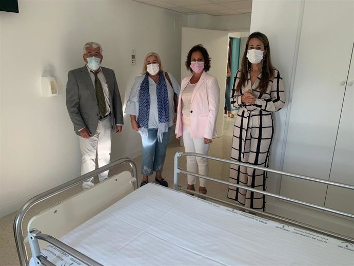 La viceconsejera de Salud y Familias de la Junta, Catalina García, en su visita a las obras del Hospital Infanta Elena de Huelva junto a la delegada de la Junta en Huelva, Bella Verano, y la delegada de Salud, Manuela Caro.