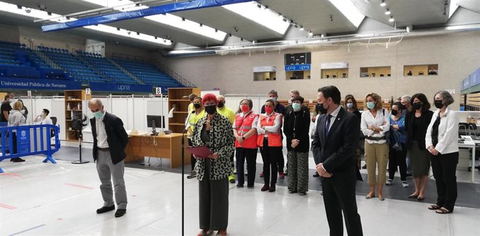 La consejera de Salud, Santos Induráin, junto con el gerente del SNS, Gregorio Achutegui, y el rector de la UPNA, Ramón Gonzalo, en el punto de vacunación instalado en el polideportivo de la UPNA