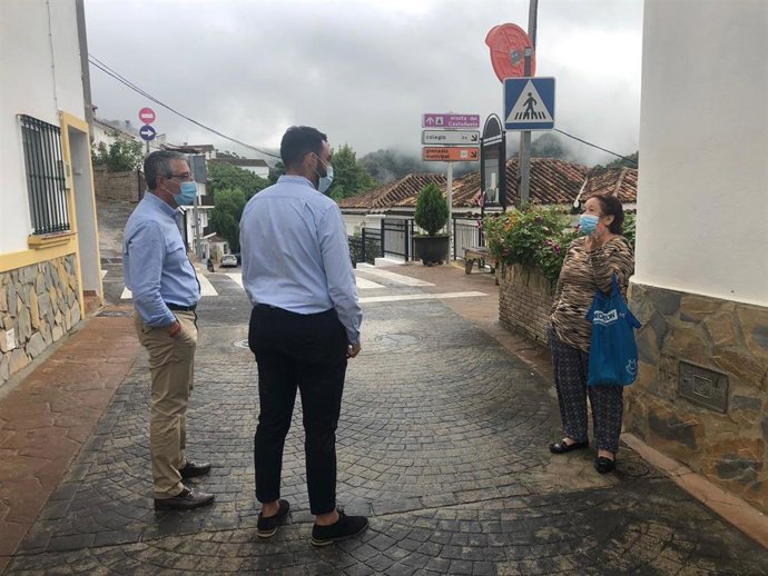 El presidente de la Diputación de Málaga, Francisco Salado, en Jubrique conversando con una vecina