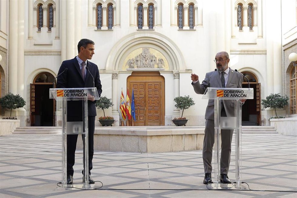 El presidente del Gobierno de España, Pedro Sánchez, y el presidente de Aragón, Javier Lambán, tras la reunión celebrada en Zaragoza para analizar la candidatura de los Pirineos a los Juegos Olímpicos de Invierno de 2030.