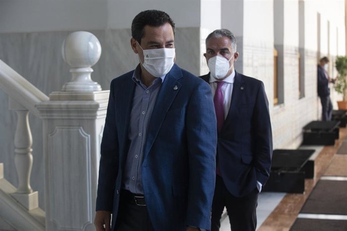 El presidente de la Junta de Andalucía, Juanma Moreno (i) junto al consejero de Presidencia, Elías Bendodo (d), durante la primera jornada de sesión plenaria en el Parlamento de Andalucía. A 15 de septiembre de 2021. En Sevilla (Andalucía, España).