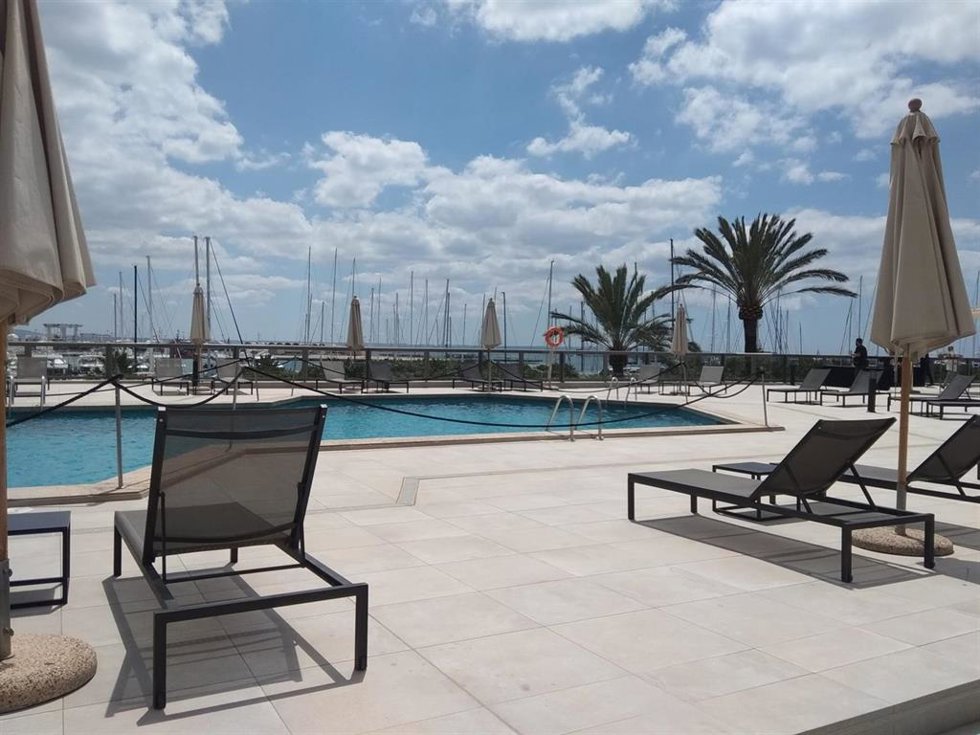 Archivo - Piscina con la separación de dos metros entre hamacas del hotel Meliá Palma Marina.