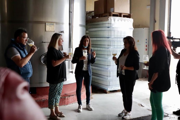 La presidenta Andreu visita la cooperativa Bodegas Aradón en vendimia para respaldar el cooperativismo en el sector agrario como palanca de fijación de población y desarrollo en el medio rural