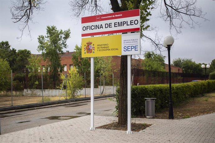 Un cartel que anuncia una oficina del SEPE y oficina de empleo de la CAM, a 2 de septiembre de 2021, en Madrid (España), en una imagen de archivo.